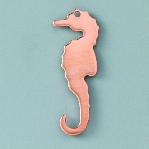 Hängsmycke 39 x 12 mm - liten sjöhäst Hängsmycke 39 x 12 mm - liten sjöhäst
