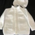 Kundbild Junior 50g - Vit: En liten baby tröja och mössa...