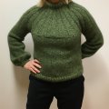 Kundbild DROPS Kid-Silk Uni Colour garn - 25g - Mörk grön (19): Sunday sweater från Petitknit....