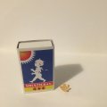 Kundbild Modellera Fimo Soft Set 24x1/2 - Basic: En jätte liten gul skulptur av en...